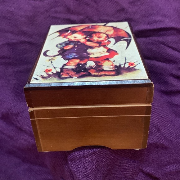 Vintage Hummel music box, “rain drops” 🎶, EUC - Picture 4 of 11